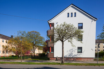 Monotones  Wohnhaus im Frühling,  Wohngebäude, Bremerhaven, Deutschland