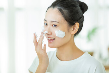 洗顔をする若い女性
