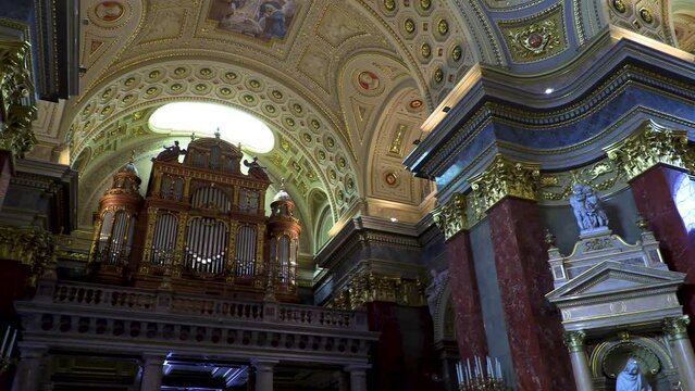 Particolare dell'organo e della cupola della chiesa di Santo Stefano a Budapest