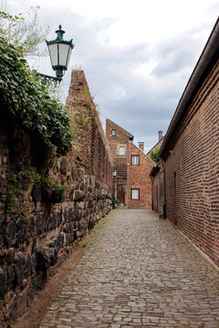 stra&szlig;e entlang der stadtmauer in zons