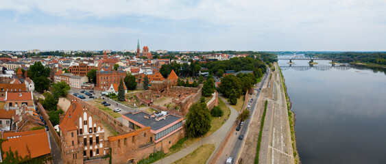 Toruń, promenada nad rzeką Wisła, widok w kierunku wschodnim na średniowieczną część miasta...