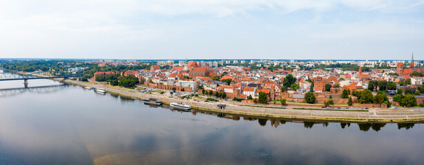 Naklejka na ściany i meble Panorama miasta Toruń wzdłuż rzeki Wisła