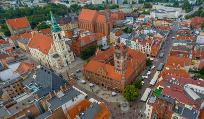 Widok z lotu ptaka na Ratusz Staromiejski i kościoły, rejon starego miasta, ulica rynek Staromiejski, Toruń - obrazy, fototapety, plakaty