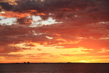 海とビルと真っ赤な朝焼け