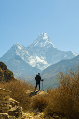 Man reiziger met rugzak genieten van de bergen in de Himalaya. Everest basiskamp trektocht, Nepal.