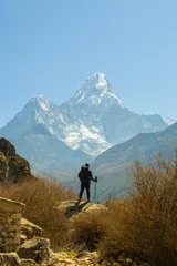 Papier Peint photo autocollant Himalaya Homme voyageur avec sac à dos profitant des montagnes de l& 39 Himalaya. Trek du camp de base de l& 39 Everest, Népal.