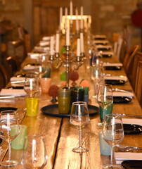 Lange, festliche Tafel auf einem rustikalen Holztisch
