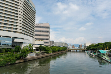 Fototapeta na wymiar 寝屋川に架かる橋上から見た大阪の町並み