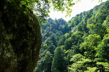 花崗岩の断崖が続く昇仙峡の渓谷