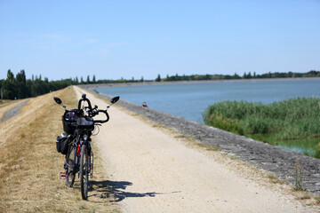 Rower turystyczny na brzegu jeziora w Turawie. - obrazy, fototapety, plakaty