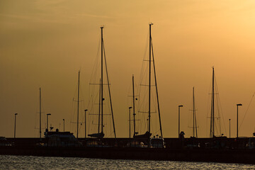 Jachty w porcie o zachodzie słońca; Hel, Morze Bałtyckie