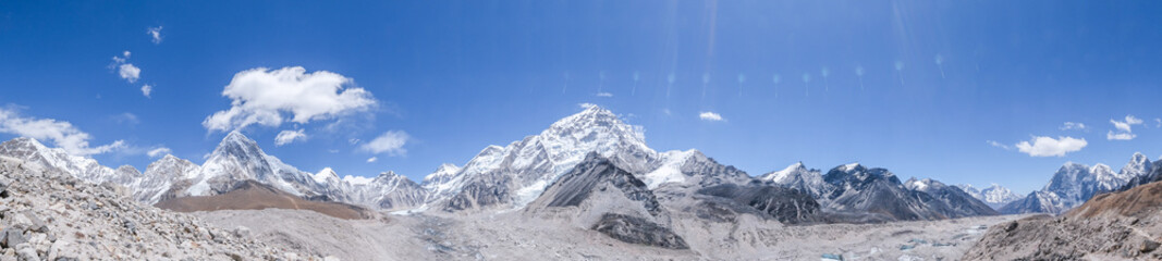 Blick von Kala Patthar auf die Berge des Himalaya mit schönen Wolken am Himmel und Khumbu-Gletscher, Weg zum Mt. Everest-Basislager, Khumbu-Tal, Sagarmatha-Nationalpark, Nepal