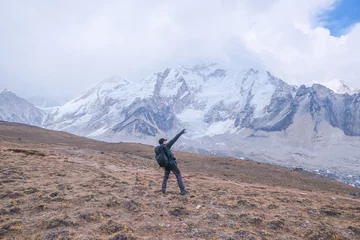 Papier Peint photo autocollant Makalu Backpacker mâle profitant de la vue sur la promenade en montagne dans l& 39 Himalaya. Route du sentier du camp de base de l& 39 Everest, trekking au Népal, tourisme dans l& 39 Himalaya.