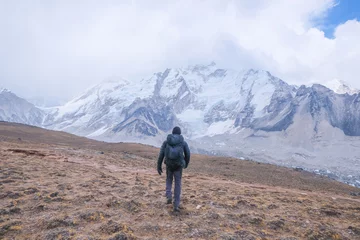 Papier Peint photo Makalu Backpacker mâle profitant de la vue sur la promenade en montagne dans l& 39 Himalaya. Route du sentier du camp de base de l& 39 Everest, trekking au Népal, tourisme dans l& 39 Himalaya.