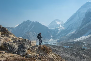 Papier Peint photo autocollant Ama Dablam Male backpacker enjoying the view on mountain walk in Himalayas. Everest Base Camp trail route, Nepal trekking, Himalaya tourism.