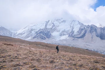 Papier Peint photo autocollant Makalu Backpacker mâle profitant de la vue sur la promenade en montagne dans l& 39 Himalaya. Route du sentier du camp de base de l& 39 Everest, trekking au Népal, tourisme dans l& 39 Himalaya.