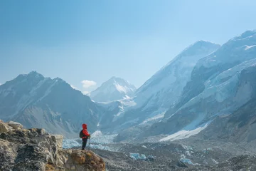 Crédence de cuisine en verre imprimé Ama Dablam Female backpacker enjoying the view on mountain walk in Himalayas. Everest Base Camp trail route, Nepal trekking, Himalaya tourism.