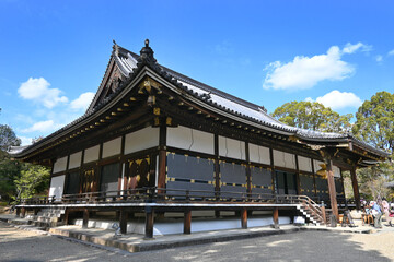 Fototapeta premium 春の京都市の世界文化遺産仁和寺の国宝金堂