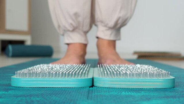 Show, demonstrate a board with metal nails. Blue board-sadhu for overcoming physical and mental pain. sadhu yoga practice.