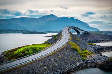 Wereldberoemde Atlantische wegbrug (Atlanterhavsvegen) uitzicht op Noorse bergen
