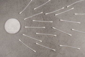 Coton-tiges et rond de coton démaquillant comme une ovule et des spermatozoïdes