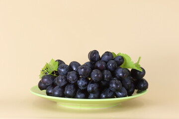 Red grapes on a green plate
