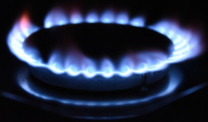 Blau lodernde Gasflamme

