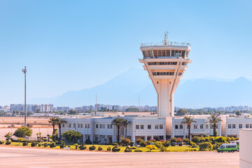 Obraz premium control tower at the airport serving safe takeoffs and landings of aircraft. Runway infrastructure and dispatch work