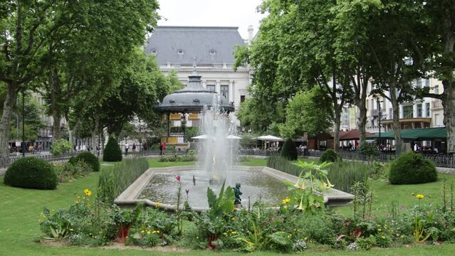 statue "Daphn&eacute; chang&eacute;e en lauriers" sur la place Jean Jaur&egrave;s &agrave; Saint-&Eacute;tienne	