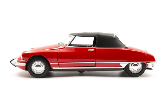 Citroen DS 19 Cabriolet - 1-24 Scale Diecast Model Toy Car - Side view - on white background