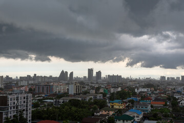 Obraz premium dark storm clouds over city