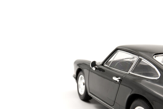  Porsche 911 - 1964 - 1-24 Scale Diecast Model Toy Car - side window view - on white background