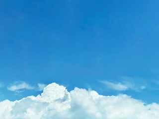 Naklejka na ściany i meble 秋の透き通った真っ青な青空と雲