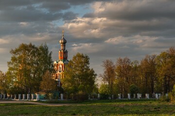 Obraz premium Beautiful summer landscape with a church at sunset