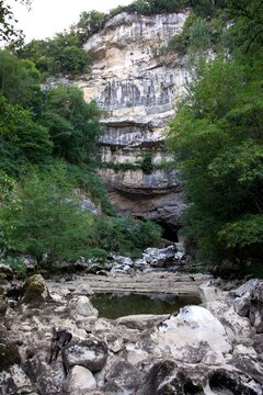 Rivi&egrave;re grotte du Mas d'Azil ass&eacute;ch&eacute;e - s&eacute;cheresse eau canicule chaleur 2022