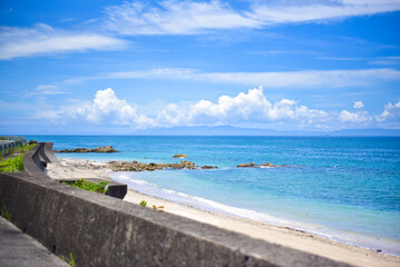 快晴の夏の休暇に訪れた白い砂浜の美しい真っ青な空と海