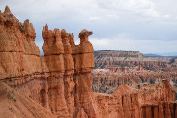Le parc national Bryce cayon avec ses immenses amphithéâtres naturels parsemés de nombreux...