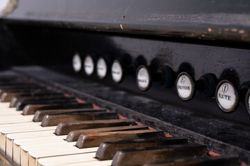 altes rustikales Klavier