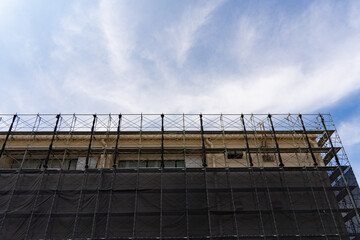 Fototapeta premium 外壁工事の為に組まれた足場