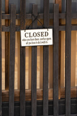 店頭に掲げられたCLOSEDの看板