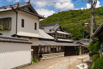 石畳と日本家屋の町並み