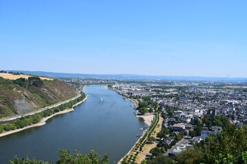 Fototapeta na wymiar Rhein bei Andernach während der Dürre