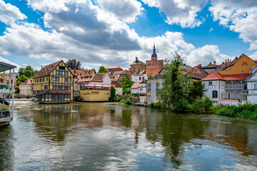 Blick über die Regnitz auf die historische Altstadt von Bamberg