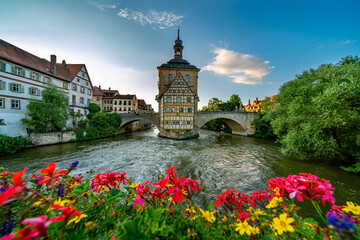 Fototapeta na wymiar Blumenpracht vor dem historischen Bamberger Rathaus