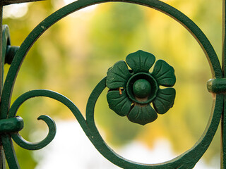 Dekoratives Zaunelement mit Blume