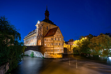 Historisches Brücken-Rathaus in Bamberg bei Nacht