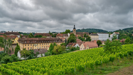 Fototapeta na wymiar Dunkle Regenwolken über Bambergs Klosterberg