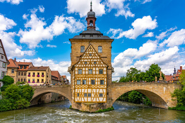 Historisches Rathaus in Bamberg unter blauem Himmel