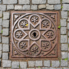 Gullydeckel mit Zier-Elementen