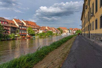 Obraz premium Fußweg an der Regnitz in Bamberg